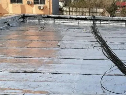 巴宜卫生间漏水维修公司分享下巴宜屋面楼顶防水刚性防水层施工要点。